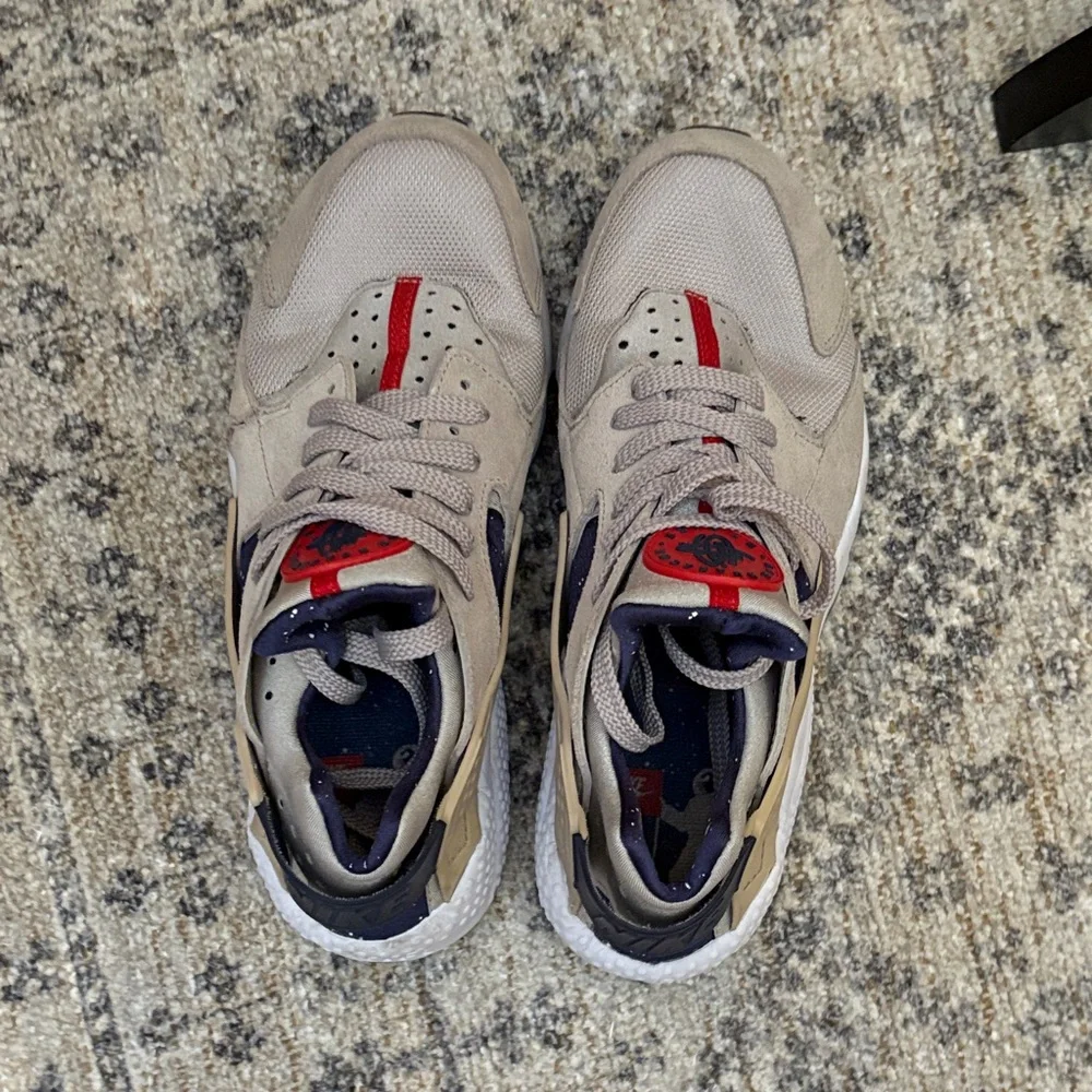 Nike‎ Air Huaracne Men's Beige and Navy Sneakers